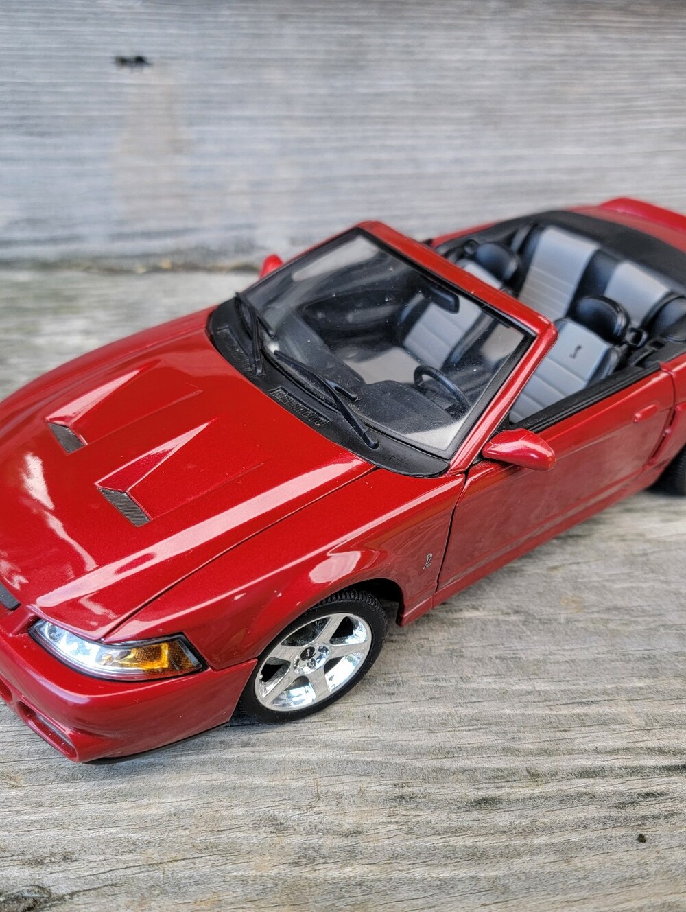 Maisto 1:18 scale 2003 Ford Mustang SVT Cobra red convertible diecast car
